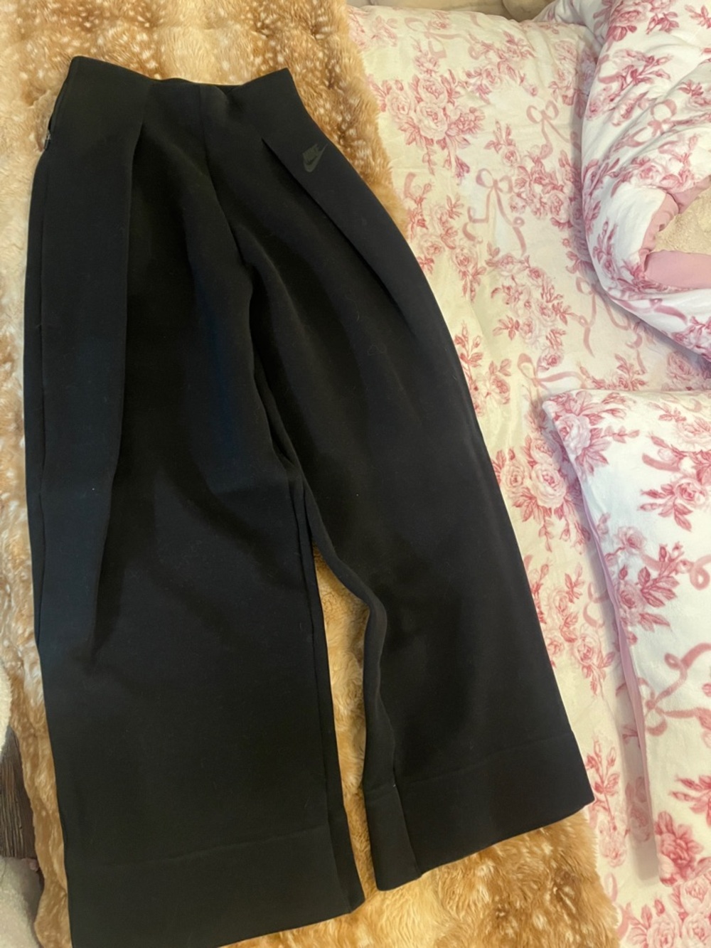 Nike Black Women's Pleated Wide-Leg Track Pants Tech fleece